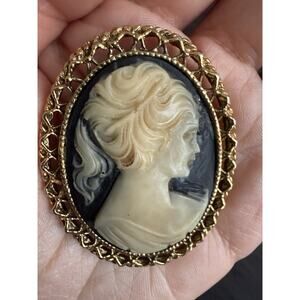 Vintage Black White Cameo Brooch Gold Tone Filigree Frame Victorian Style